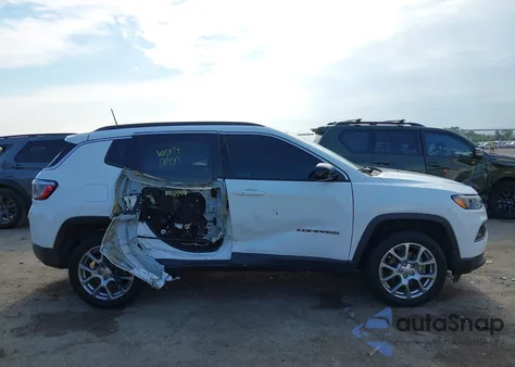2022 Jeep Compass Latitude Lux 4X4 z USA, uszkodzony, nr VIN 3C4NJDFB6NT212933